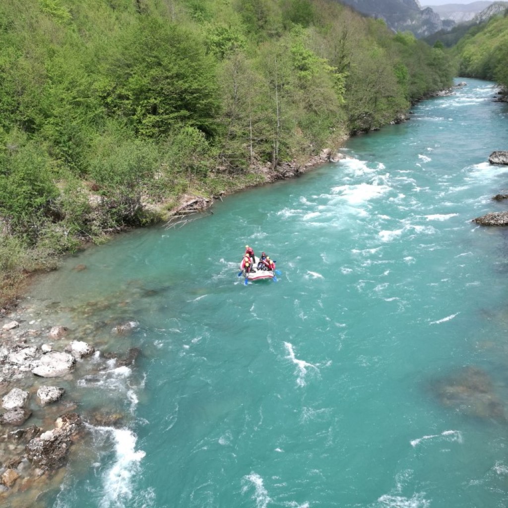 Krstarenje pivskim jezerom